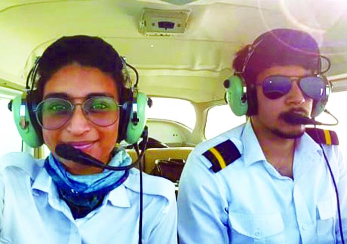 Barshi's mold skyrocketing; After 220 hours of training, he became a pilot at the age of 20 | बार्शीच्या साचीची गगनभरारी; २२० तास प्रशिक्षण घेऊन २० व्या वर्षी बनली वैमानिक