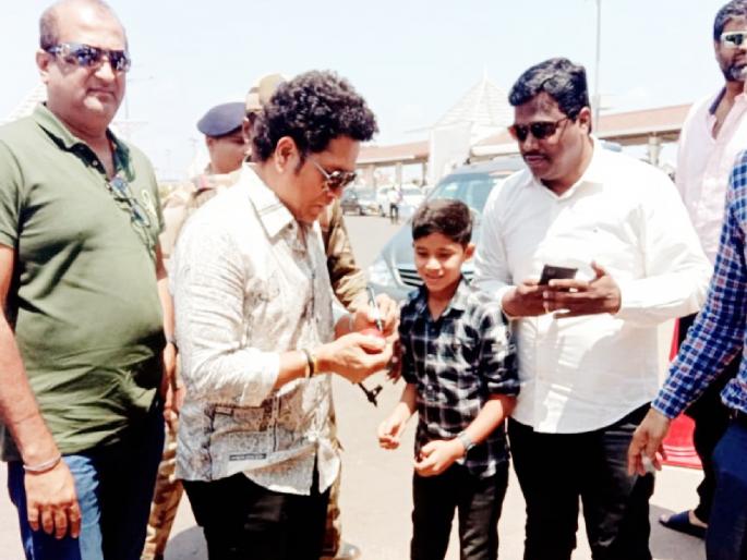 Sachin Tendulkar left for Ahmedabad from Goa directly to the ground after the birthday celebrations | वाढदिवसाचे सेलिब्रेशन संपवून सचिन तेंडुलकर थेट मैदानावर, गोव्याहून अहमदाबादच्या दिशेने रवाना Sachin Tendulkar left for Ahmedabad from Goa directly to the ground after the birthday celebrations | वाढदिवसाचे सेलिब्रेशन संपवून सचिन तेंडुलकर थेट मैदानावर, गोव्याहून अहमदाबादच्या दिशेने रवाना