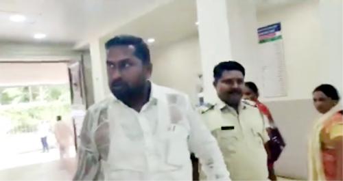 The body was doused with petrol and erected outside the CEs' cabin; Read what happened next | अंगावर पेट्रोल ओतून घेतले अन् सीईंओंच्या केबिनबाहेर उभारले; पुढे काय झालं वाचा The body was doused with petrol and erected outside the CEs' cabin; Read what happened next | अंगावर पेट्रोल ओतून घेतले अन् सीईंओंच्या केबिनबाहेर उभारले; पुढे काय झालं वाचा