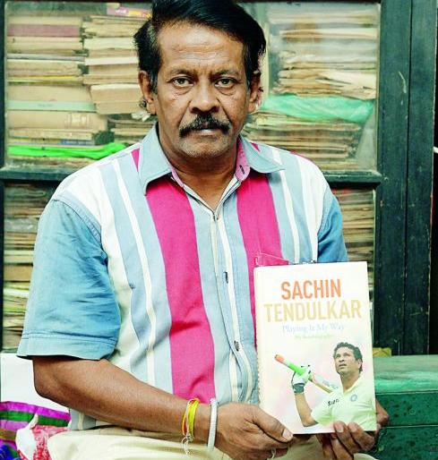 Sachin's rare assets in the poor hut in Nagpur | नागपुरातील गरिबाच्या झोपडीत सचिनचा दुर्मिळ ठेवा Sachin's rare assets in the poor hut in Nagpur | नागपुरातील गरिबाच्या झोपडीत सचिनचा दुर्मिळ ठेवा