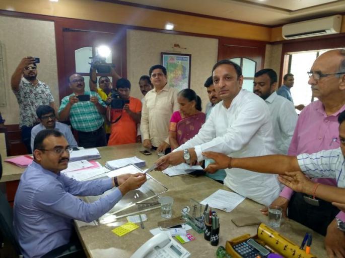 chief-ministers-audio-clip case : Take action to against CM, Congress Demand at election commission | मुख्यमंत्र्यांनी पालघर निवडणुकीत किती लोकांना दाम आणि दंड दिला? याची चौकशी करून कारवाई करा - काँग्रेस chief-ministers-audio-clip case : Take action to against CM, Congress Demand at election commission | मुख्यमंत्र्यांनी पालघर निवडणुकीत किती लोकांना दाम आणि दंड दिला? याची चौकशी करून कारवाई करा - काँग्रेस