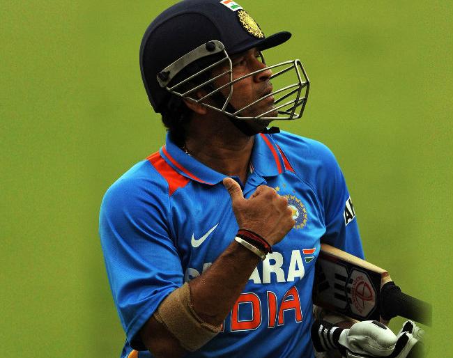 When Sachin Tendulkar was dismissed, the bowler went to get his autograph, and ... | जेव्हा सचिन तेंडुलकरला बाद करून गोलंदाज त्याची ऑटोग्राफ घ्यायला गेला, अन्...