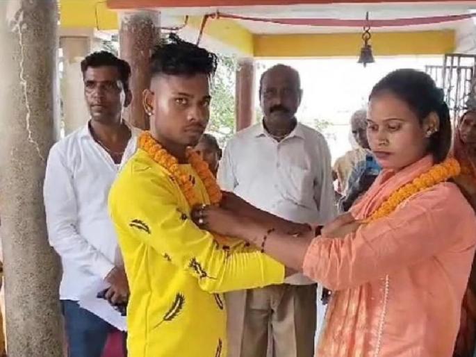 man rejected girl for dowry son married with her in nawada bihar | वडिलांनी हुंड्यासाठी ज्या मुलीसोबत नातं नाकारलं; लेकाने तिच्याशीच केलं लग्न, घेतले सप्तपदी man rejected girl for dowry son married with her in nawada bihar | वडिलांनी हुंड्यासाठी ज्या मुलीसोबत नातं नाकारलं; लेकाने तिच्याशीच केलं लग्न, घेतले सप्तपदी