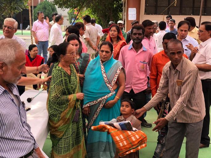 Distribution of sweaters, blankets to two hundred orphan children | दोनशेवर अनाथ मुलांना स्वेटर, ब्लँकेटचे वाटप Distribution of sweaters, blankets to two hundred orphan children | दोनशेवर अनाथ मुलांना स्वेटर, ब्लँकेटचे वाटप