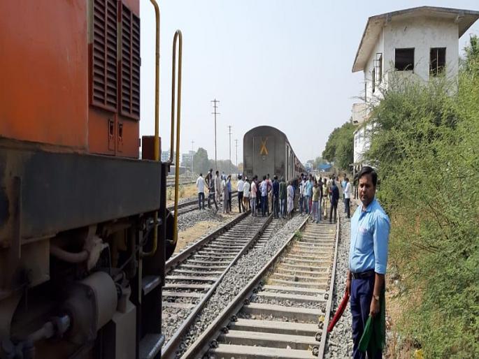 aurangabad sachkhand express engine running some distance leaving behind railway bogies | धावत्या सचखंड एक्स्प्रेसचे निघाले इंजिन  aurangabad sachkhand express engine running some distance leaving behind railway bogies | धावत्या सचखंड एक्स्प्रेसचे निघाले इंजिन