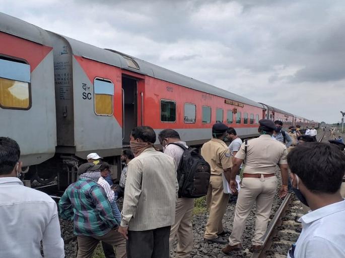 Three coaches of Sachkhand Express escaped; The vigilance of the guards averted a major catastrophe | धावत्या सचखंड एक्स्प्रेसचे तीन डबे निसटले; गार्डच्या सतर्कतेमुळे मोठा अनर्थ टळला Three coaches of Sachkhand Express escaped; The vigilance of the guards averted a major catastrophe | धावत्या सचखंड एक्स्प्रेसचे तीन डबे निसटले; गार्डच्या सतर्कतेमुळे मोठा अनर्थ टळला