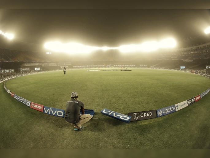 IPL 2021, RCB Vs DC  T20 Live Score Update : sandstorm at the ground right now, We're likely to have a slight delay  | IPL 2021, RCB Vs DC T20 Live : एबी डिव्हिलियर्सच्या आतषबाजीनंतर नरेंद्र मोदी स्टेडियमवर आलं वादळ; थरकाप उडवणारा Video