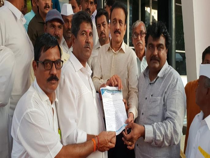 Give water to all the farmers who are demanding in the ongoing recess: Water Resources Minister of the conflict committee | चालू आवर्तनात मागणी केलेल्या सर्व शेतक-यांना पाणी द्या : संघर्ष समितीचे जलसंपदा मंत्र्यांना निवेदन Give water to all the farmers who are demanding in the ongoing recess: Water Resources Minister of the conflict committee | चालू आवर्तनात मागणी केलेल्या सर्व शेतक-यांना पाणी द्या : संघर्ष समितीचे जलसंपदा मंत्र्यांना निवेदन