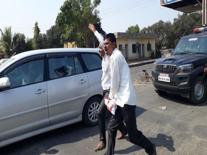 State Minister Sadabhau Khots stone pellet issue in solapur | कृषि राज्यमंत्री सदाभाऊ खोत यांच्या कारवर दगडफेक State Minister Sadabhau Khots stone pellet issue in solapur | कृषि राज्यमंत्री सदाभाऊ खोत यांच्या कारवर दगडफेक