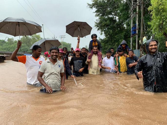 Sadbhau Khot visits flood affected villages | पूरग्रस्तांच्या मदतीसाठी सदाभाऊ खोत उतरले पाण्यात Sadbhau Khot visits flood affected villages | पूरग्रस्तांच्या मदतीसाठी सदाभाऊ खोत उतरले पाण्यात
