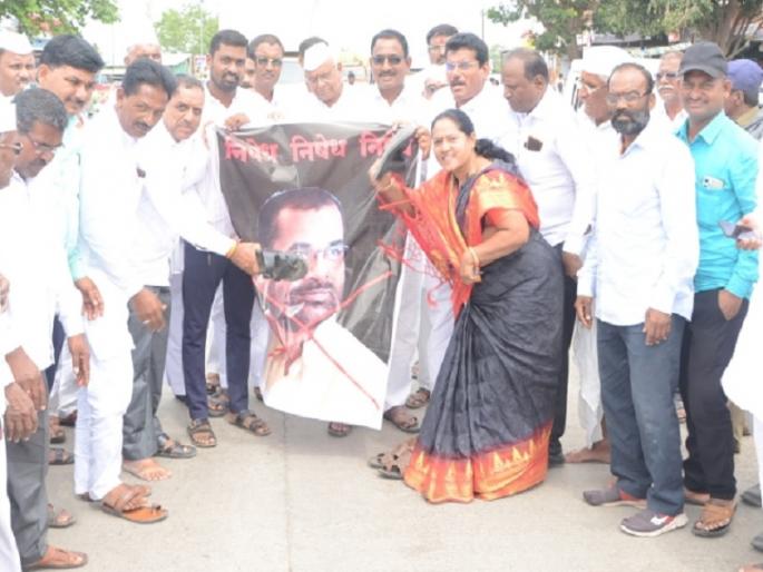 Controversial statement about Sharad Pawar; Jode Maro Andolan with the image of Sadabhau Khot | शरद पवार यांच्याबद्दल वादग्रस्त वक्तव्य; सदाभाऊ खोत यांच्या प्रतिमेला जोडे मारो आंदोलन Controversial statement about Sharad Pawar; Jode Maro Andolan with the image of Sadabhau Khot | शरद पवार यांच्याबद्दल वादग्रस्त वक्तव्य; सदाभाऊ खोत यांच्या प्रतिमेला जोडे मारो आंदोलन