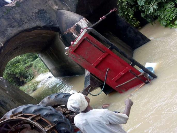 Four workers die after falling under a bridge | वाहन पुलाखाली पडून चार मजुरांचा मृत्यू Four workers die after falling under a bridge | वाहन पुलाखाली पडून चार मजुरांचा मृत्यू