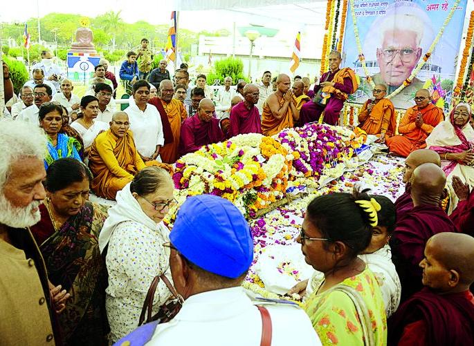 Sadanan Fulzele merged in Infinite: Funeral in a Bereavement | सदानंद फुलझेले अनंतात विलीन : शोकाकुल वातावरणात अंत्यसंस्कार Sadanan Fulzele merged in Infinite: Funeral in a Bereavement | सदानंद फुलझेले अनंतात विलीन : शोकाकुल वातावरणात अंत्यसंस्कार