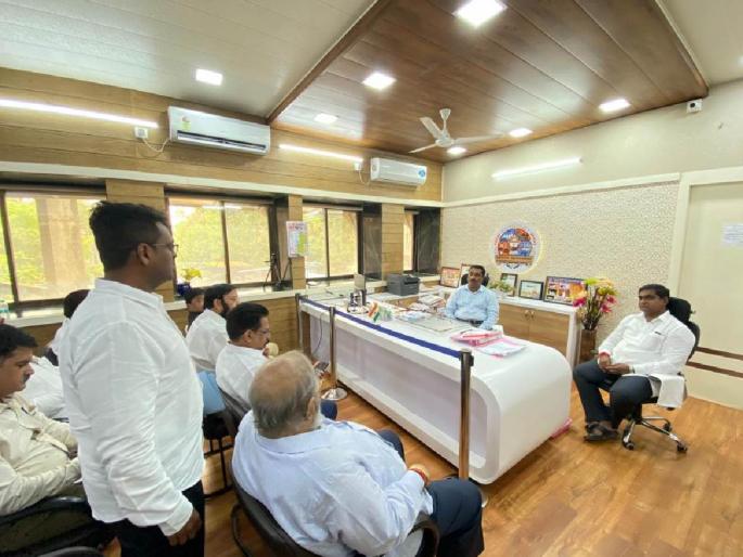 Fill road potholes ahead of Ganesh festival in Ulhasnagar; | उल्हासनगरात गणेश उत्सवापूर्वी रस्त्यातील खड्डे भरा; शिवसेना शिष्टमंडळाची आयुक्ताकडे मागणी Fill road potholes ahead of Ganesh festival in Ulhasnagar; | उल्हासनगरात गणेश उत्सवापूर्वी रस्त्यातील खड्डे भरा; शिवसेना शिष्टमंडळाची आयुक्ताकडे मागणी