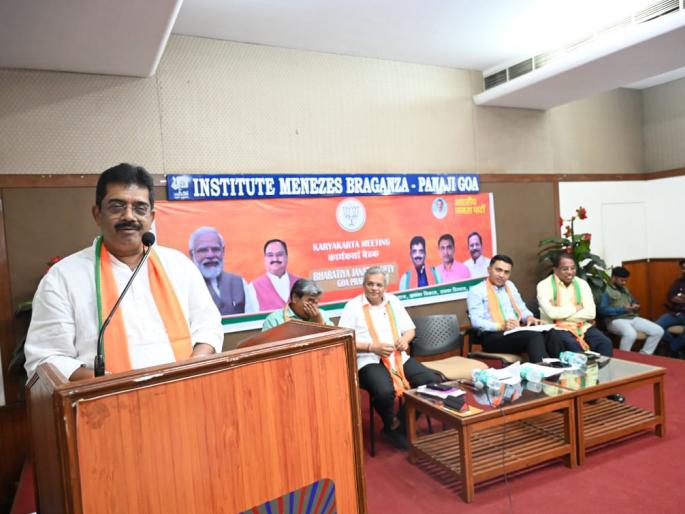 do not speak against the leaders strict advice in wake of parrikar babush controversy | खबरदार, नेत्यांविरुद्ध बोलू नका! पर्रीकर-बाबूश वादाच्या पार्श्वभूमीवर कडक सल्ला do not speak against the leaders strict advice in wake of parrikar babush controversy | खबरदार, नेत्यांविरुद्ध बोलू नका! पर्रीकर-बाबूश वादाच्या पार्श्वभूमीवर कडक सल्ला