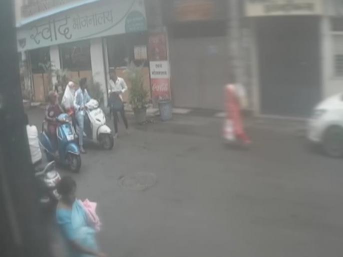 who attacked a young woman with a knife was remanded in pune police custody for four days | तरुणीवर कोयत्याने हल्ला करणाऱ्या माथेफिरुला चार दिवस पोलीस कोठडी who attacked a young woman with a knife was remanded in pune police custody for four days | तरुणीवर कोयत्याने हल्ला करणाऱ्या माथेफिरुला चार दिवस पोलीस कोठडी