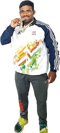 Khelo India 2020 : meet Saddam sheikh -kolhapur wrestler. | खेलो इंडियात सुवर्णपदक विजेता सद्दाम शेख आणि हिंदू-मुस्लीम दोस्तीची मिसाल! Khelo India 2020 : meet Saddam sheikh -kolhapur wrestler. | खेलो इंडियात सुवर्णपदक विजेता सद्दाम शेख आणि हिंदू-मुस्लीम दोस्तीची मिसाल!