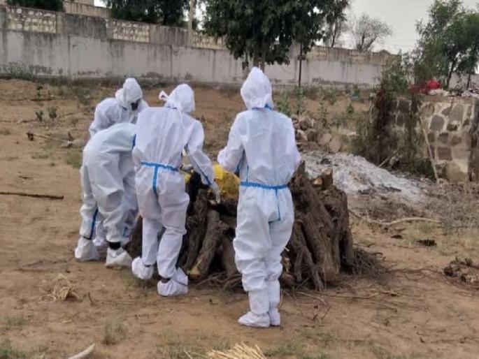 After the death the family maintains distance after covid suspect women dies in village | मृत्यूनंतर घरच्यांनी अन् गावकऱ्यांनी पाठ फिरवली; महिला तहसिलदाराने PPE किट्स घालून केले अंत्यसंस्कार After the death the family maintains distance after covid suspect women dies in village | मृत्यूनंतर घरच्यांनी अन् गावकऱ्यांनी पाठ फिरवली; महिला तहसिलदाराने PPE किट्स घालून केले अंत्यसंस्कार