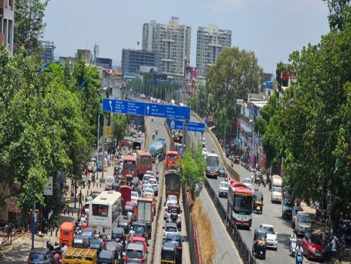 Traffic disrupted due to tanker stalling on Sadguru Shankar Maharaj flyover | सद्गुरू शंकर महाराज उड्डाण पुलावर टँकर बंद पडल्यामुळे वाहतूक विस्कळीत