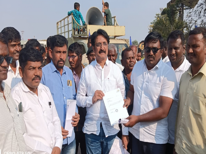 MIM protests in front of Rajewadi factory for worker questions | कामगाराच्या प्रश्नांसाठी राजेवाडी कारखान्यासमोर ‘एमआयएम’ची निदर्शने MIM protests in front of Rajewadi factory for worker questions | कामगाराच्या प्रश्नांसाठी राजेवाडी कारखान्यासमोर ‘एमआयएम’ची निदर्शने