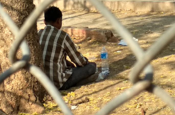 Sadhu Vaswani Bagh, a liquor shop for workers of Solapur! | सोलापुरातील श्रमिकांची साधू वासवानी बाग बनलीय दारूचा अड्डा ! Sadhu Vaswani Bagh, a liquor shop for workers of Solapur! | सोलापुरातील श्रमिकांची साधू वासवानी बाग बनलीय दारूचा अड्डा !