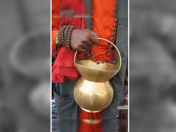 Muslim man enters temple disguised as saint pistol knife blade recovered from suspect | मुस्लीम तरुण साधूच्या वेशात पिस्तूल अन् चाकूसह मंदिरात घुसला अन्... Muslim man enters temple disguised as saint pistol knife blade recovered from suspect | मुस्लीम तरुण साधूच्या वेशात पिस्तूल अन् चाकूसह मंदिरात घुसला अन्...