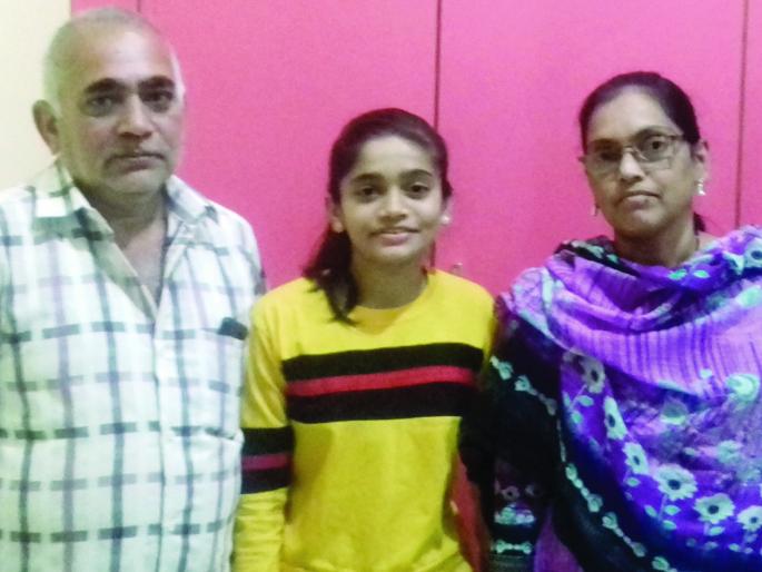 As soon as they set foot on the ground, tears were shed in their eyes | एका फोनने कमाल केली अन् ४८ तास प्रवास करून 'ती' चीनमधून रत्नागिरीत आली!