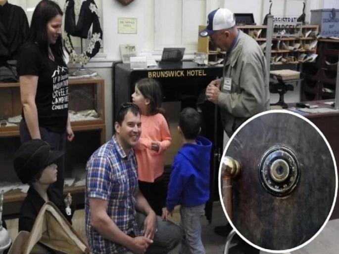 Man open a safe box in his first try that was sealed for about 50 years | ५० वर्षांपासून बंद होती 'रहस्यमय' तिजोरी, उघडून पाहिल्यावर हैराण झाले सगळे!