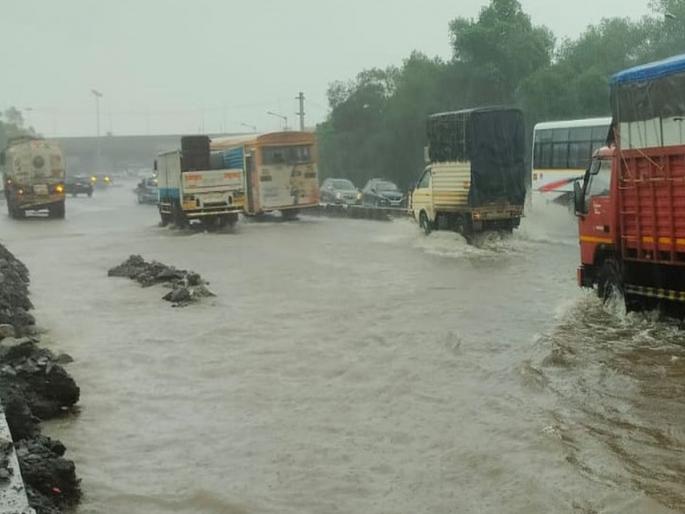 Meera Bhayander city was lashed by rain on the second day as well | मीरा भाईंदर शहराला दुसऱ्या दिवशीही पावसाने झोडपले Meera Bhayander city was lashed by rain on the second day as well | मीरा भाईंदर शहराला दुसऱ्या दिवशीही पावसाने झोडपले