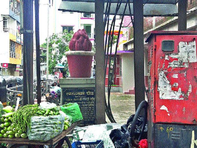 Ghansoli's freedom fighters missing the namesake | घणसोलीतील स्वातंत्र्यसैनिकांचे नामफलक गायब Ghansoli's freedom fighters missing the namesake | घणसोलीतील स्वातंत्र्यसैनिकांचे नामफलक गायब