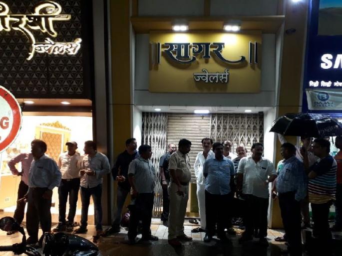 The 10-kg gold lump has broken out in the Bhawariya Jewelery store | भरदिवसा ज्वेलर्सचे दुकान फोडून 10 किलो सोने लंपास The 10-kg gold lump has broken out in the Bhawariya Jewelery store | भरदिवसा ज्वेलर्सचे दुकान फोडून 10 किलो सोने लंपास