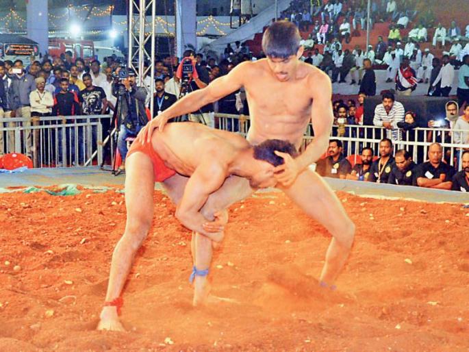  Malla Sagar Marakad, Ranjit Nalawade, during the Maharashtra Kesari group contest | महाराष्ट्र केसरी गट लढतींत मल्ल सागर मारकड, रणजित नलावडे यांनी गाजविला दिवस