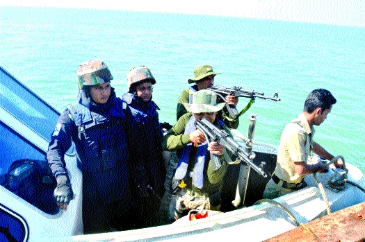 Sindhudurg, Ratnagiri coastline security; Police Superintendence Campaign: Review of the sea safety review | सिंधुदुर्ग, रत्नागिरी किनारपट्टीवर सुरक्षा ; पोलिसांची अतिदक्षता मोहीम : सागरी सुरक्षेचा घेतला आढावा Sindhudurg, Ratnagiri coastline security; Police Superintendence Campaign: Review of the sea safety review | सिंधुदुर्ग, रत्नागिरी किनारपट्टीवर सुरक्षा ; पोलिसांची अतिदक्षता मोहीम : सागरी सुरक्षेचा घेतला आढावा