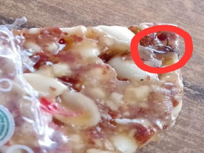 Hair plastic found in Chikki Type at Customer Center at Mangaon Kolhapur | Kolhapur: चिक्कीमध्ये सापडले केस, प्लास्टिक; माणगाव येथे ग्राहक केंद्रावर प्रकार  Hair plastic found in Chikki Type at Customer Center at Mangaon Kolhapur | Kolhapur: चिक्कीमध्ये सापडले केस, प्लास्टिक; माणगाव येथे ग्राहक केंद्रावर प्रकार