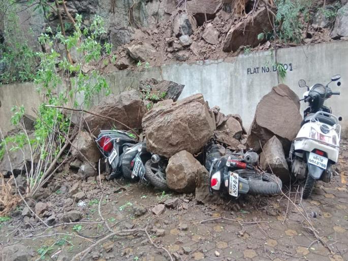 Sahakarnagar was hit by a crack Disaster was averted as children were not playing, 4 bikes got stuck | सहकारनगरला दरड कोसळली; मुले खेळत नव्हती म्हणून टळला अनर्थ, ४ दुचाकी अडकल्या Sahakarnagar was hit by a crack Disaster was averted as children were not playing, 4 bikes got stuck | सहकारनगरला दरड कोसळली; मुले खेळत नव्हती म्हणून टळला अनर्थ, ४ दुचाकी अडकल्या