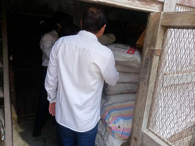 Five quintal plastic carrybags seized; Municipal campaign, penal action against both | पाच क्विंटल प्लास्टीक कॅरीबॅग जप्त; मनपाची मोहीम, दोघांवर दंडात्मक कारवाई Five quintal plastic carrybags seized; Municipal campaign, penal action against both | पाच क्विंटल प्लास्टीक कॅरीबॅग जप्त; मनपाची मोहीम, दोघांवर दंडात्मक कारवाई
