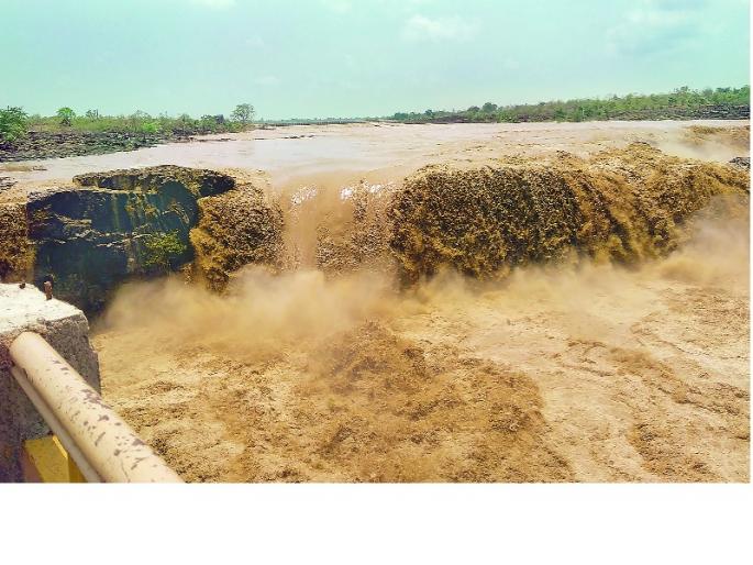 'No Selfies' at Sahastrakund Falls! | सहस्त्रकुंड धबधब्यावर ‘ नो सेल्फी’ !