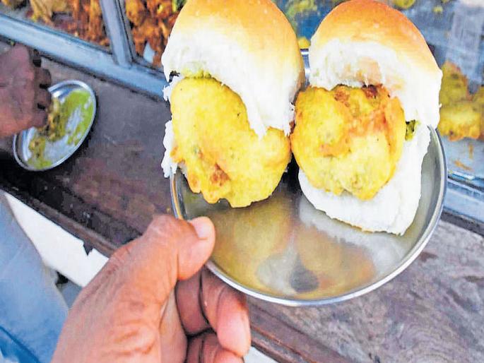 Loksabha Election 2024 - Cheap price list issued by the Collector in mumbai | कार्यकर्त्यांनो, यथेच्छ मारा वडापाववर ताव; जिल्हाधिकाऱ्यांकडून स्वस्त दरपत्रक जारी Loksabha Election 2024 - Cheap price list issued by the Collector in mumbai | कार्यकर्त्यांनो, यथेच्छ मारा वडापाववर ताव; जिल्हाधिकाऱ्यांकडून स्वस्त दरपत्रक जारी