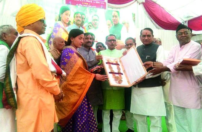 Sachkhekarda: Offering two gold jewelery necklaces for worship at Akola | साखरखेर्डा : अकोला येथील उपासना मंडळाच्यावतीने दोन सुवर्ण रत्नजडित हार अर्पण  Sachkhekarda: Offering two gold jewelery necklaces for worship at Akola | साखरखेर्डा : अकोला येथील उपासना मंडळाच्यावतीने दोन सुवर्ण रत्नजडित हार अर्पण
