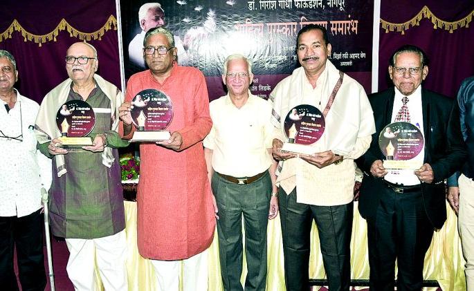 Today, the need for a literary man to connect the community: Dr. Vijay Kuwalekar | आज, समाजाला माणूस जोडणाऱ्या साहित्यिकांची गरज : डॉ. विजय कुवळेकर Today, the need for a literary man to connect the community: Dr. Vijay Kuwalekar | आज, समाजाला माणूस जोडणाऱ्या साहित्यिकांची गरज : डॉ. विजय कुवळेकर