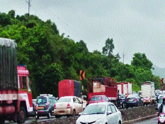 Traffic jams on highways due to traffic jams; Asthma of servants | ठप्प लोकलसेवेमुळे होतेय महामार्गावर वाहतूककोंडी; चाकरमान्यांची दमछाक Traffic jams on highways due to traffic jams; Asthma of servants | ठप्प लोकलसेवेमुळे होतेय महामार्गावर वाहतूककोंडी; चाकरमान्यांची दमछाक