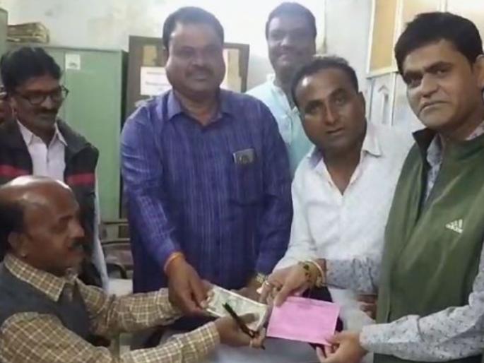 bjp supporter fulfilled election condition of rs 1 lakh in chhindwara donated winning amount to gaushala | भाजपा आणि काँग्रेस समर्थकामध्ये लागलेली 1 लाखाची पैज; पैसे जिंकल्यानंतर केलं असं काही... bjp supporter fulfilled election condition of rs 1 lakh in chhindwara donated winning amount to gaushala | भाजपा आणि काँग्रेस समर्थकामध्ये लागलेली 1 लाखाची पैज; पैसे जिंकल्यानंतर केलं असं काही...