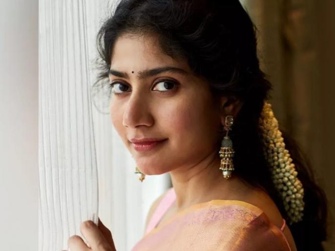 sai pallavi dosent wear bold outfits because of one specific incident know why | 'त्या' घटनेनंतर साई पल्लवीने बोल्ड कपडे घालणंच सोडलं; म्हणाली, "मला खूप वाईट वाटलं..." sai pallavi dosent wear bold outfits because of one specific incident know why | 'त्या' घटनेनंतर साई पल्लवीने बोल्ड कपडे घालणंच सोडलं; म्हणाली, "मला खूप वाईट वाटलं..."