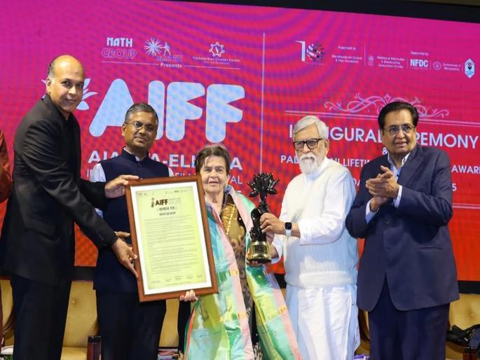 Films that touch the heart directly come out of rural soil: Sai Paranjape | ग्रामीण मातीतून थेट हृदयला भिडणारे चित्रपट निघतात: सई परांजपे Films that touch the heart directly come out of rural soil: Sai Paranjape | ग्रामीण मातीतून थेट हृदयला भिडणारे चित्रपट निघतात: सई परांजपे
