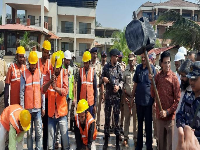 Action by Public Works Department in case of illegal construction on Sea Coach Resort which is adjacent to Sai Resort at Murud in Dapoli taluka | साई रिसॉर्टच्या शेजारील 'सी कोच' वर अखेर हातोडा, किरीट सोमय्या देखील प्रतिकात्मक हातोडा घेवून उपस्थित Action by Public Works Department in case of illegal construction on Sea Coach Resort which is adjacent to Sai Resort at Murud in Dapoli taluka | साई रिसॉर्टच्या शेजारील 'सी कोच' वर अखेर हातोडा, किरीट सोमय्या देखील प्रतिकात्मक हातोडा घेवून उपस्थित