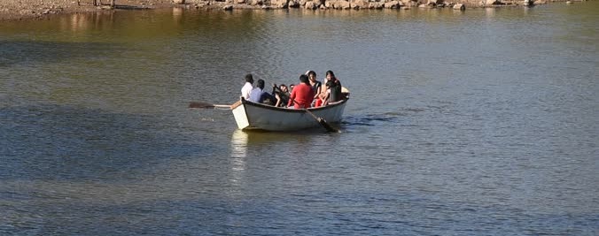 The boat took off in the lake of Saibon; Eight people escaped briefly, guilt over the operators with fingerprint | साईबनच्या जलाशयात बोट उलटली; आठजण थोडक्यात बचावले, बोटचालकासह संचालकांवर गुन्हा