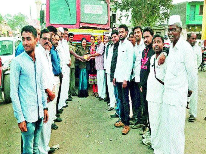 After waiting for one year, the bus started to enter the village of Sankheda | एक वर्षाच्या प्रतीक्षेनंतर प्रवाशांना दिलासा सायखेडा गावात बस दाखल After waiting for one year, the bus started to enter the village of Sankheda | एक वर्षाच्या प्रतीक्षेनंतर प्रवाशांना दिलासा सायखेडा गावात बस दाखल
