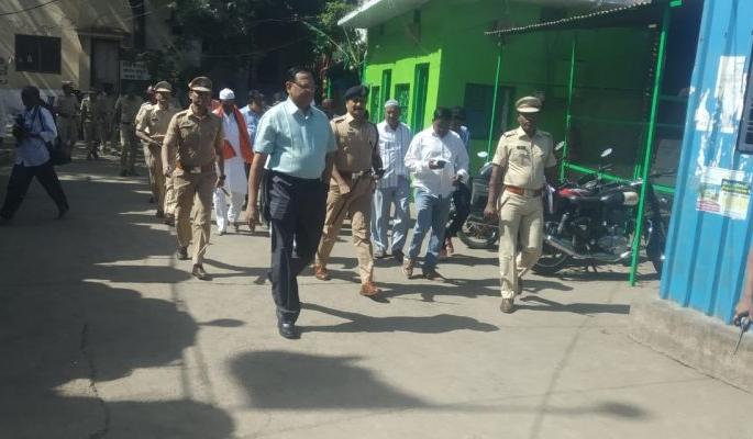 The Corona crisis; IG Vivek Ranade in Sailani yatra | कोरोना संकट; आयजी विवेक रानडे दीड तास सैलानी यात्रेत तळ ठोकून The Corona crisis; IG Vivek Ranade in Sailani yatra | कोरोना संकट; आयजी विवेक रानडे दीड तास सैलानी यात्रेत तळ ठोकून
