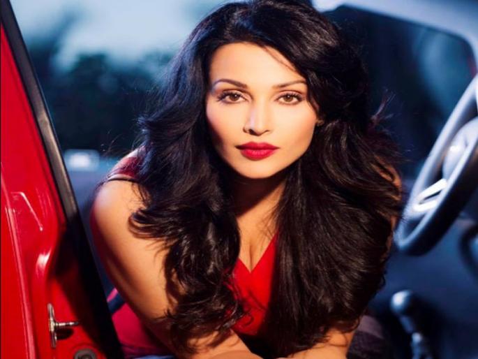 'Female Fame' Flora Saini looted lakh rupee by developer | 'स्त्री फेम' फ्लोरा सैनीची विकासकाने केली फसवणूक 'Female Fame' Flora Saini looted lakh rupee by developer | 'स्त्री फेम' फ्लोरा सैनीची विकासकाने केली फसवणूक