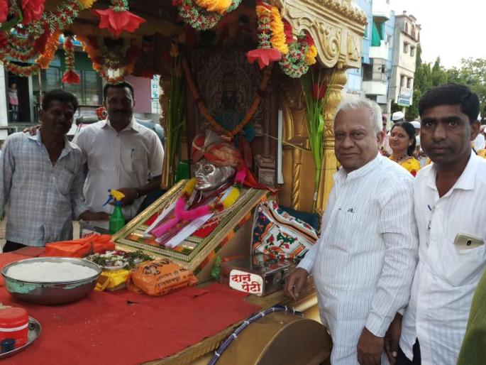 Welcome of saint gajanan maharaj palkhi in Lonar city | लोणार शहरात 'श्रीं'च्या पालखीचे जल्लोषात स्वागत Welcome of saint gajanan maharaj palkhi in Lonar city | लोणार शहरात 'श्रीं'च्या पालखीचे जल्लोषात स्वागत